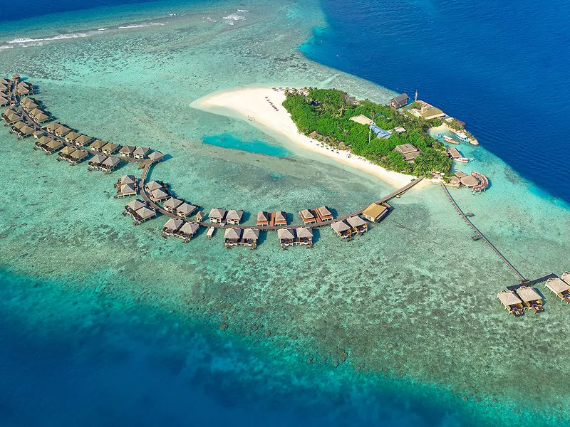 Zračni posnetek resorta Adaaran Prestige Vadoo z nadvodnimi vilami in turkizno laguno
