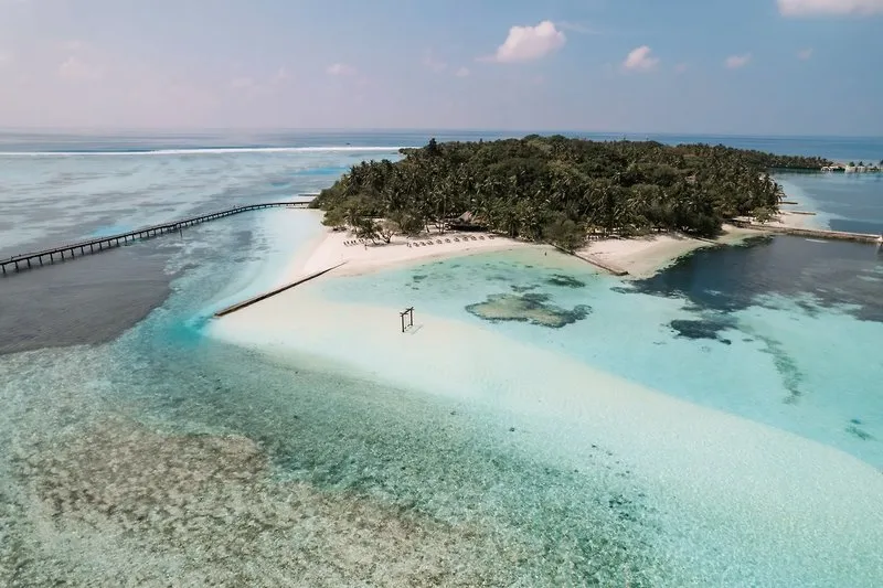 Zračni posnetek otoka Adaaran Select Hudhuran Fushi s peščeno plažo in laguno.