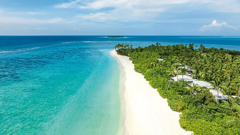 Zračni posnetek peščene plaže in turkizne lagune letovišča Alila Kothaifaru