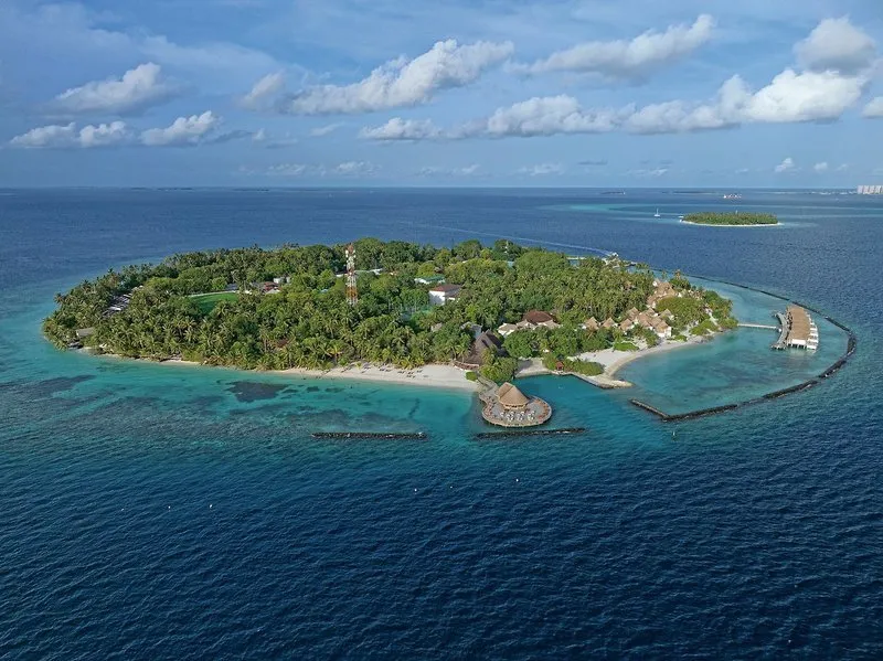 Zračni posnetek otoka Bandos Maldives s koralnim grebenom
