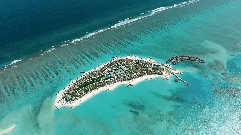 Zračni posnetek otoka Barceló Whale Lagoon Maldives s turkizno laguno