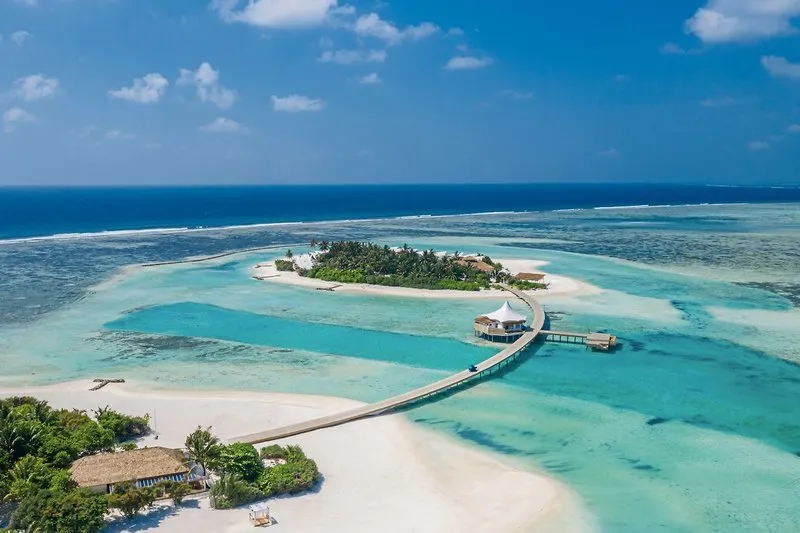 Pogled iz zraka na Cinnamon Hakuraa Huraa in ogromno turkizno laguno