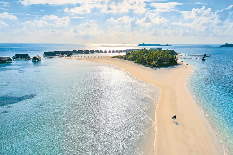 Zračni posnetek resorta COMO Cocoa Island s peščeno sipino