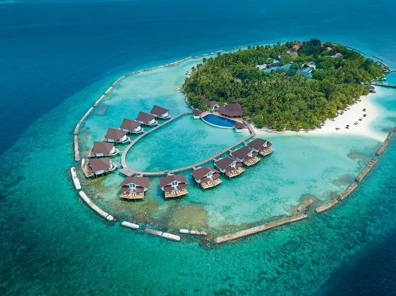 Zračni posnetek otoka Ellaidhoo Maldives z vodnimi bungalovi in koralnim grebenom