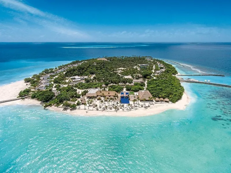 Zračni posnetek luksuznega otoka Emerald Maldives s turkizno laguno