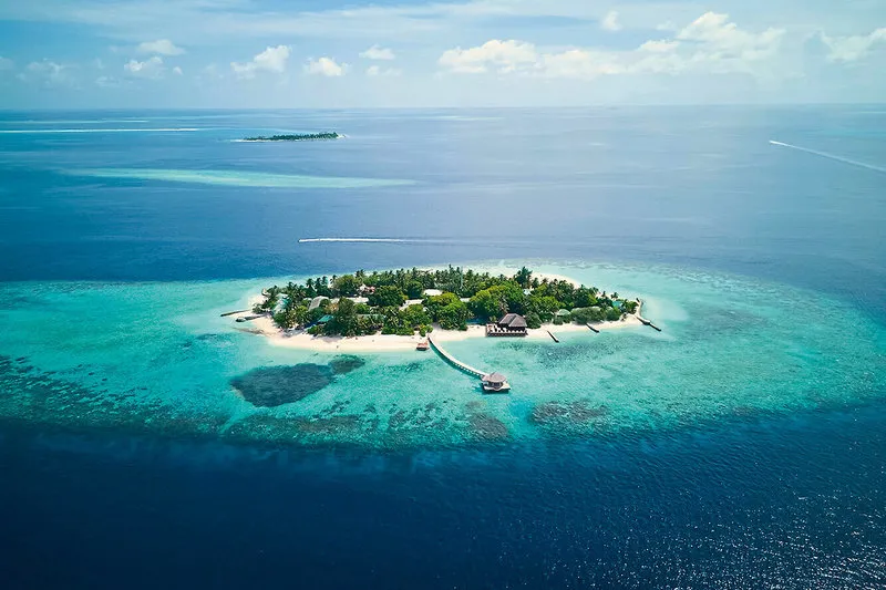 Zračni posnetek otoka Eri Maldives s hišnim grebenom in turkizno laguno