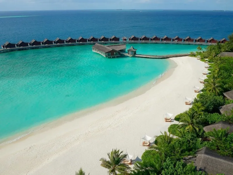 Zračni posnetek otoka Grand Park Kodhipparu s peščeno plažo in vodnimi vilami