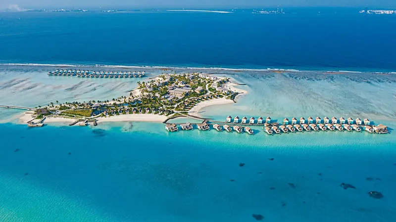 Zračni posnetek Hard Rock Hotel Maldives in CROSSROADS marine