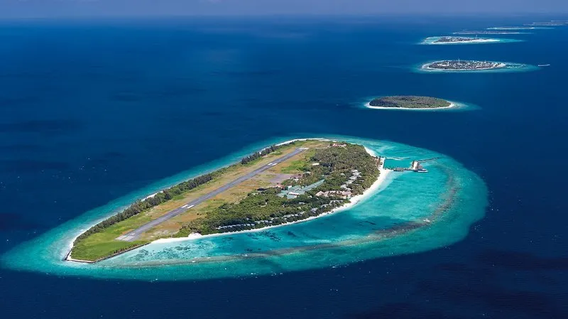 Zračni posnetek otoka Ifuru Island z letališko stezo in turkizno laguno