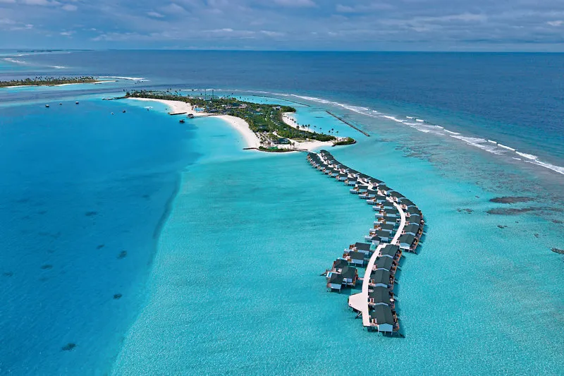 Zračni posnetek otoka Joy Island na Maldivih v obliki metulja