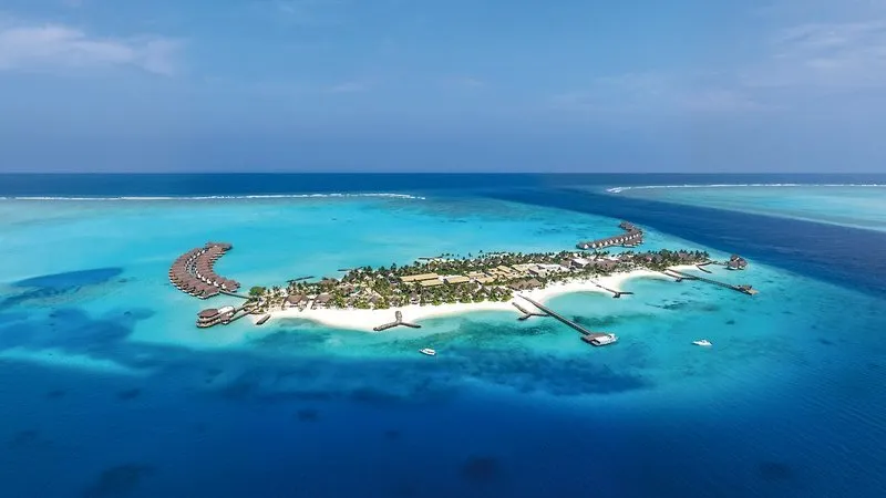 Zračni posnetek JW Marriott Kaafu Atoll Island Resort na Maldivih