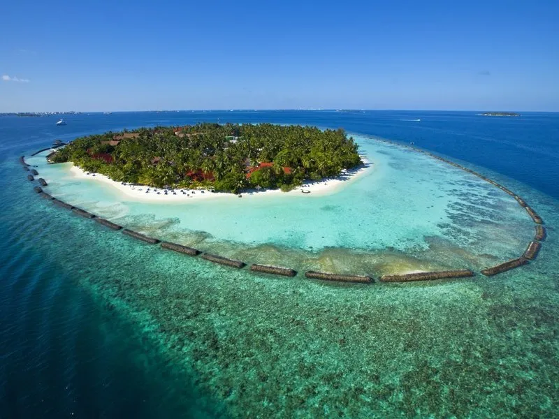 Zračni posnetek otoka Kurumba Maldives z laguno in valobrani