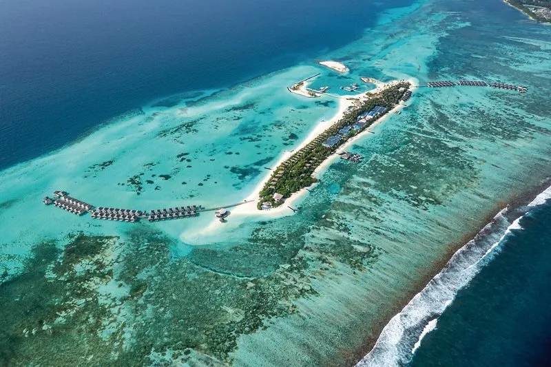 Zračni posnetek otoka Thilamaafushi in resorta Le Meridien Maldives