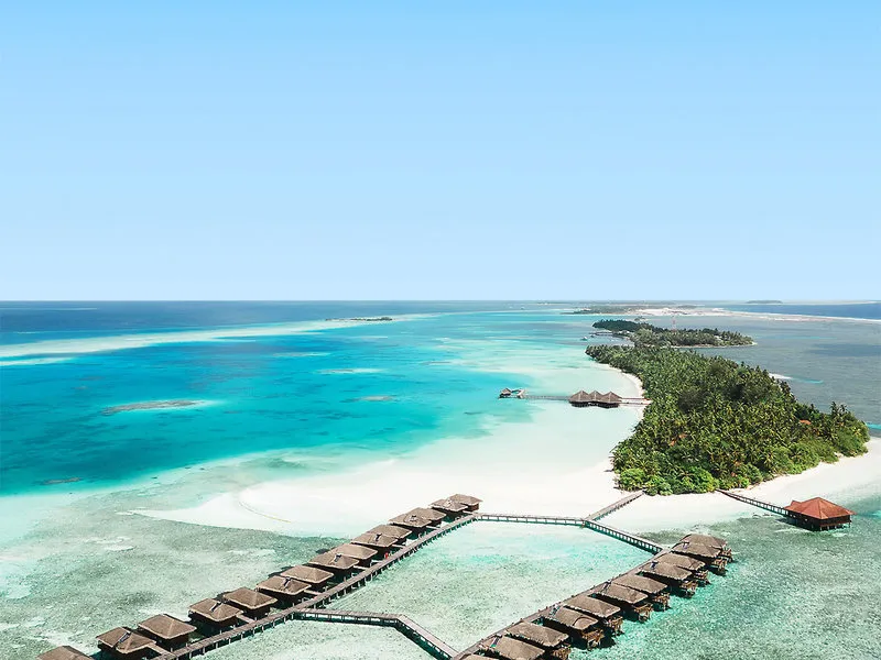 Zračni posnetek vodnih vil in turkizne lagune Medhufushi