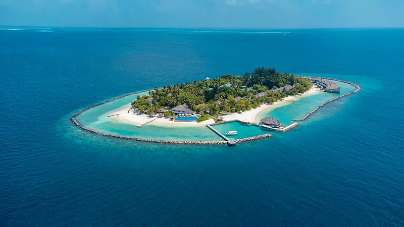 Zračni posnetek otoka NH Maldives Kuda Rah s turkizno laguno