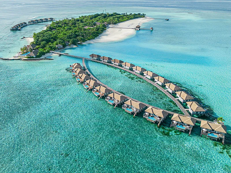 Zračni posnetek otoka Noku Maldives z vodnimi vilami in peščeno plažo