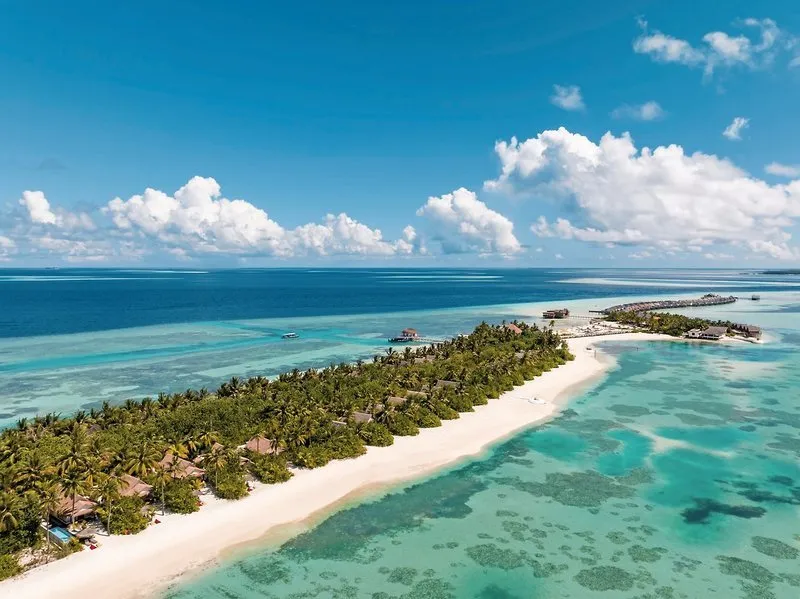 Zračni posnetek luksuznega resorta OZEN LIFE Maadhoo na Maldivih