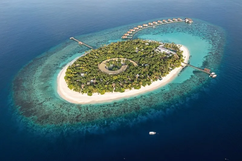 Zračni posnetek otoka Park Hyatt Maldives Hadahaa s turkizno laguno in koralnim grebenom