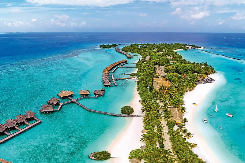 Zračni posnetek otoka Furanafushi in letovišča Sheraton Maldives z laguno