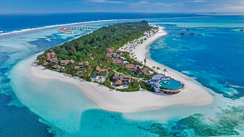 Panoramski pogled na otok Six Senses Kanuhura z belimi plažami