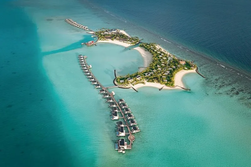 Zračni posnetek resorta SO/ Maldives v turkizni laguni Emboodhoo