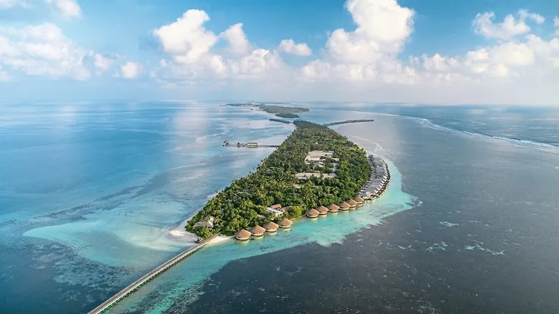 Zračni posnetek dolgega tropskega otoka Dhigurah na Maldivih