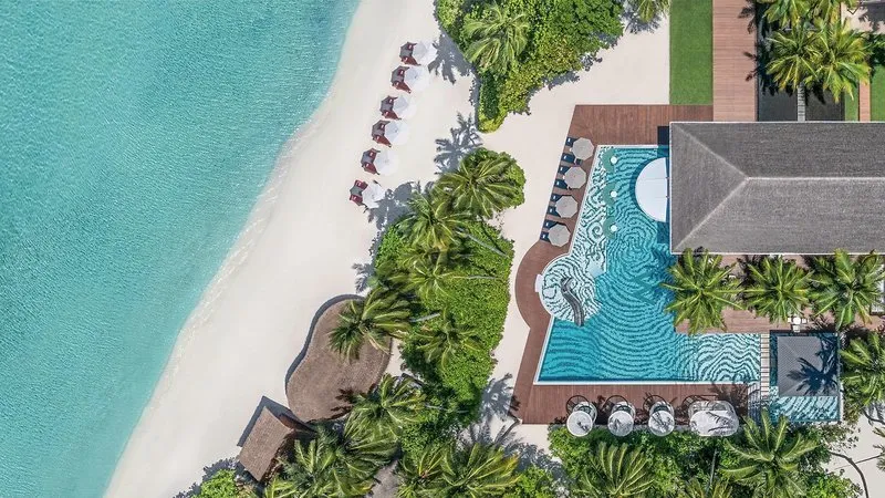 Pogled iz zraka na luksuzni bazen in plažo resorta W Maldives