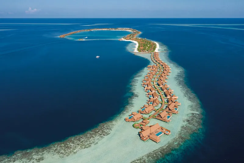 Zračni posnetek luksuznega resorta Waldorf Astoria Maldives Ithaafushi na treh otokih
